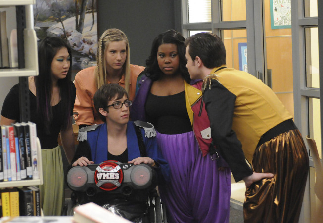 Still of Kevin McHale, Chris Colfer, Jenna Ushkowitz, Amber Riley and Heather Morris in Glee (2009)