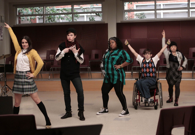 Still of Lea Michele, Kevin McHale, Chris Colfer, Jenna Ushkowitz and Amber Riley in Glee (2009)