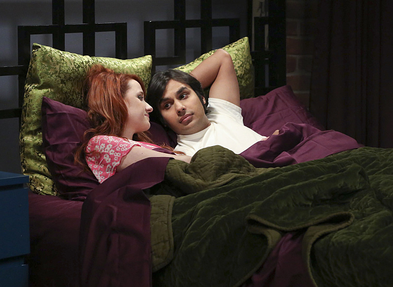 Still of Kunal Nayyar and Laura Spencer in Didziojo sprogimo teorija (2007)