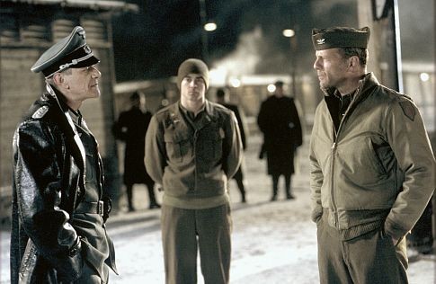Still of Bruce Willis, Colin Farrell and Marcel Iures in Hart's War (2002)