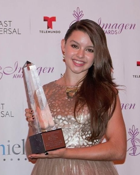 Actress Fátima Ptacek at 2014 Imagen Awards with Best Actress Award