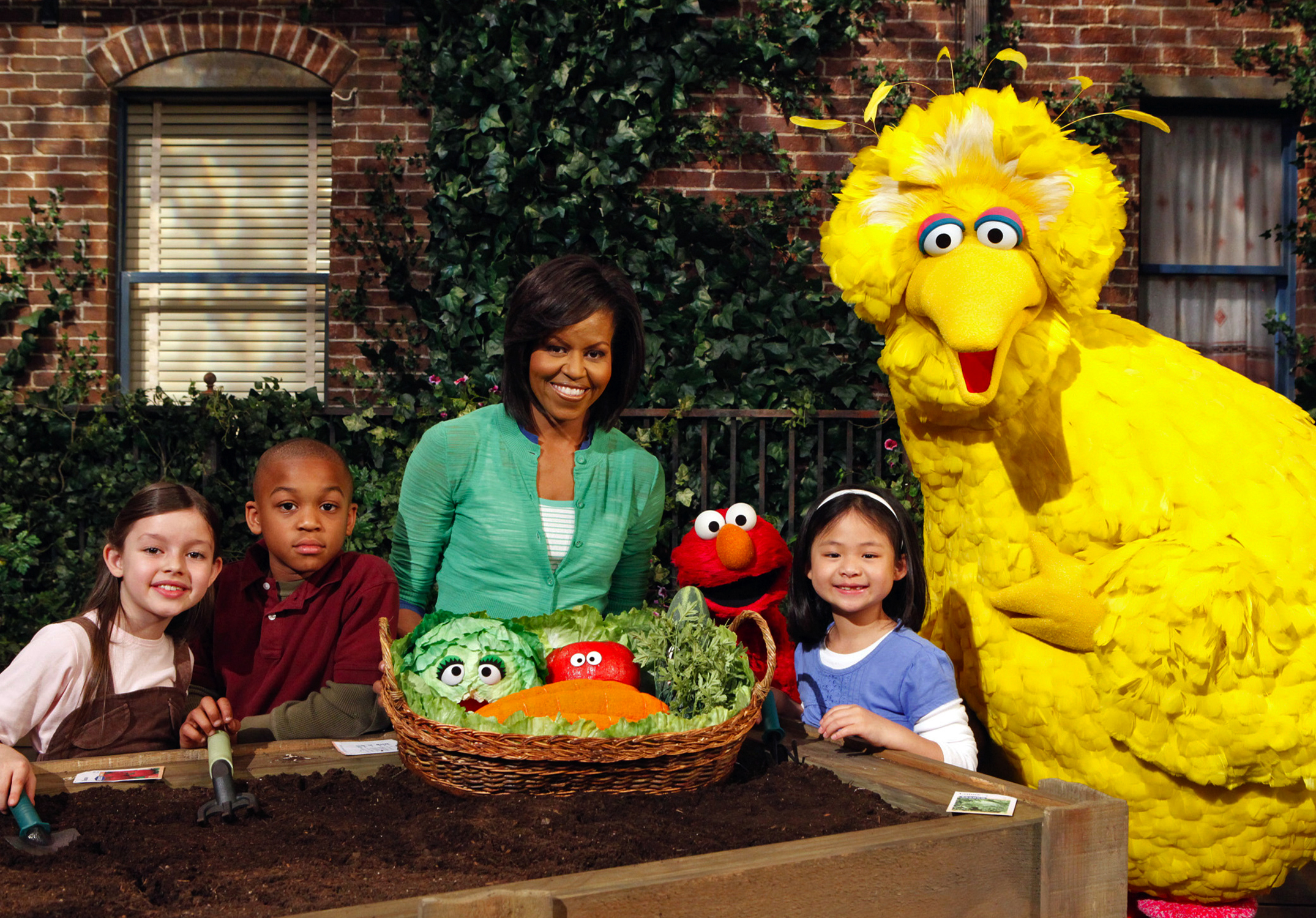 Fátima Ptacek appearance on Sesame Street with First Lady Michelle Obama - May 5, 2009