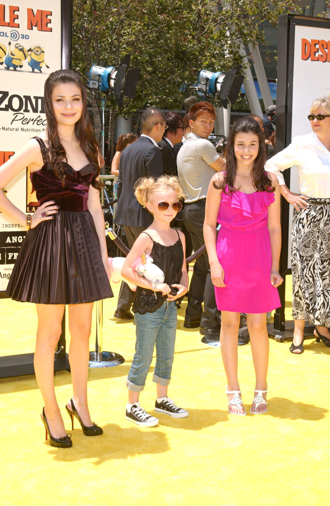 Miranda Cosgrove (Margo), Elsie Fisher (Agnes) and Dana Gaier (Edith) at the Despicable Me premiere.