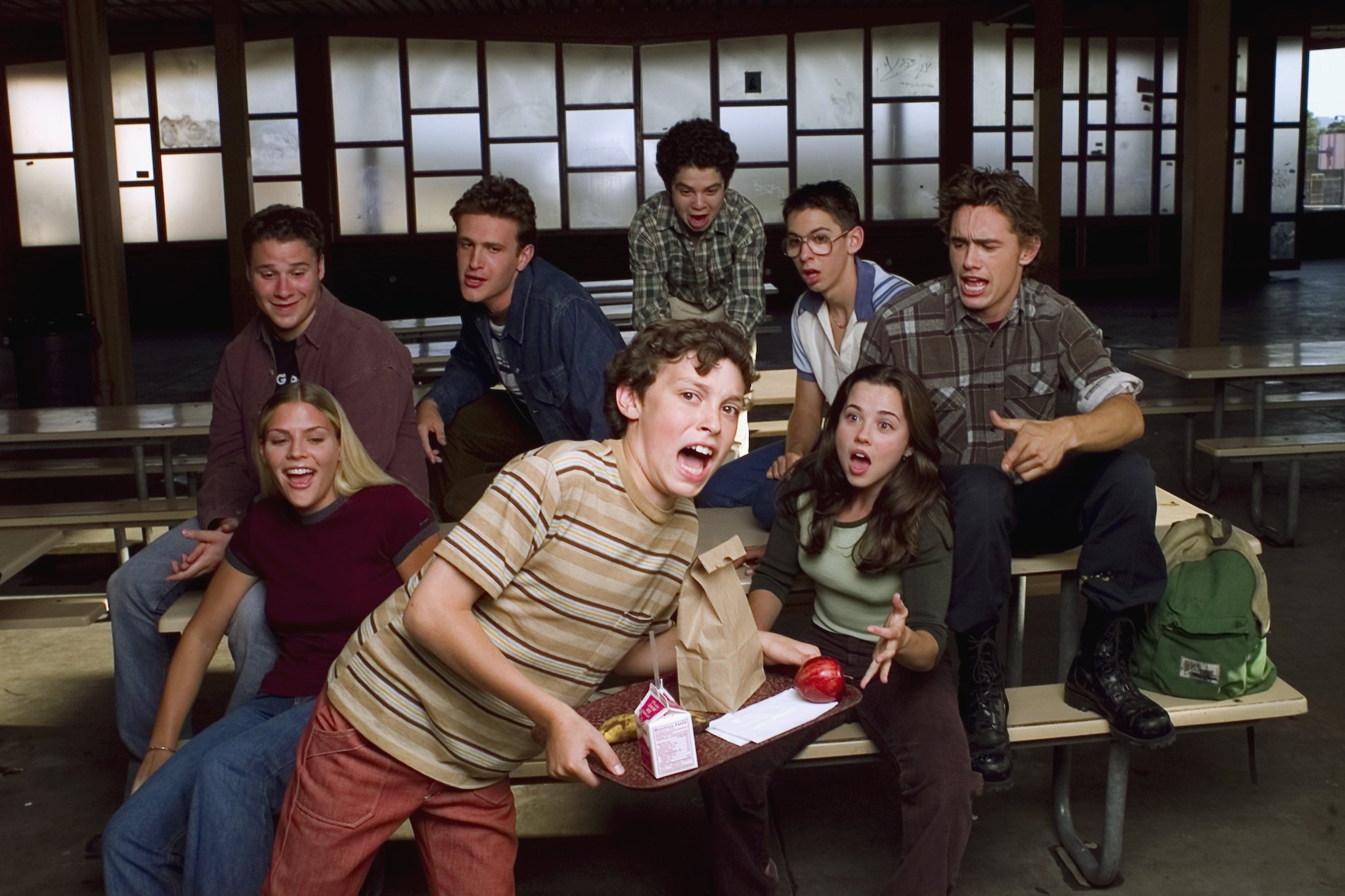 Still of Linda Cardellini, Busy Philipps, John Francis Daley, James Franco, Samm Levine, Seth Rogen, Martin Starr and Jason Segel in Freaks and Geeks (1999)