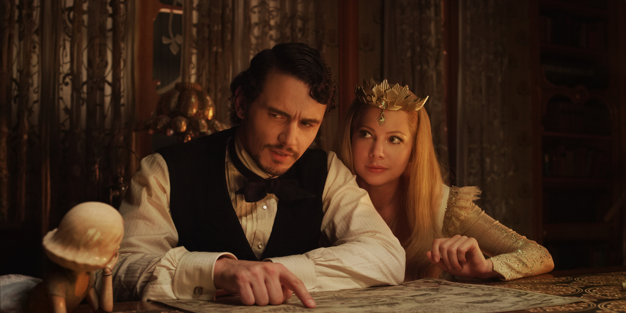 Still of James Franco and Michelle Williams in Ozas: didis ir galingas (2013)