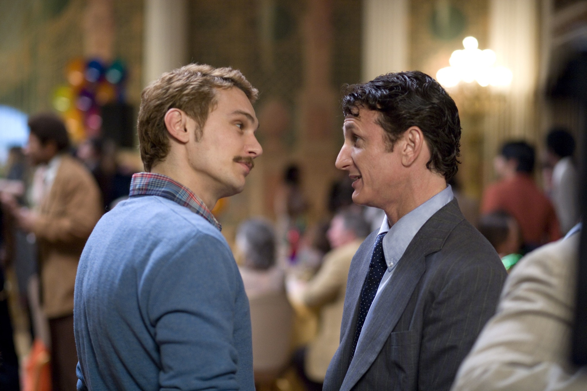 Still of Sean Penn and James Franco in Milk (2008)