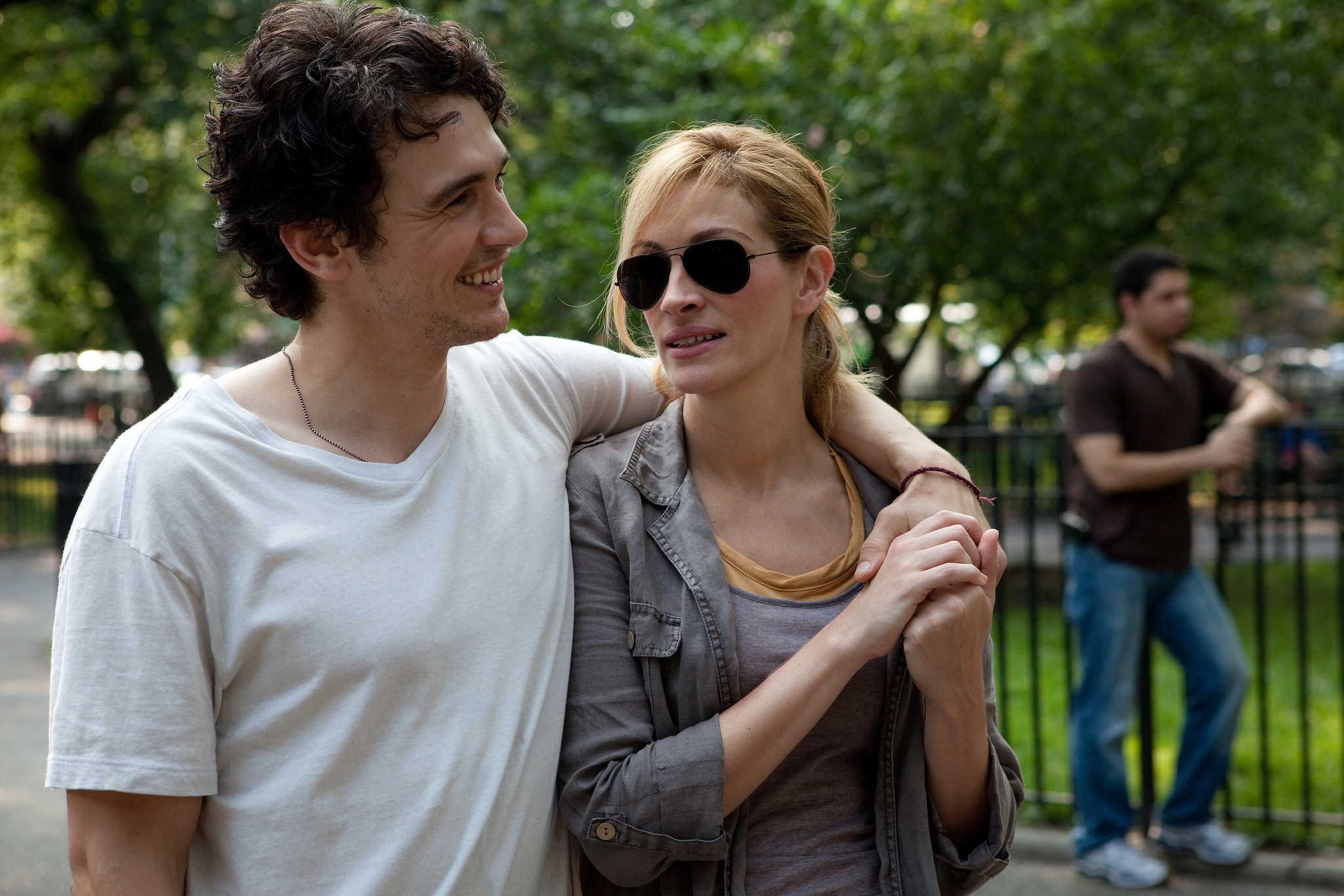 Still of Julia Roberts and James Franco in Valgyk, melskis, mylek (2010)