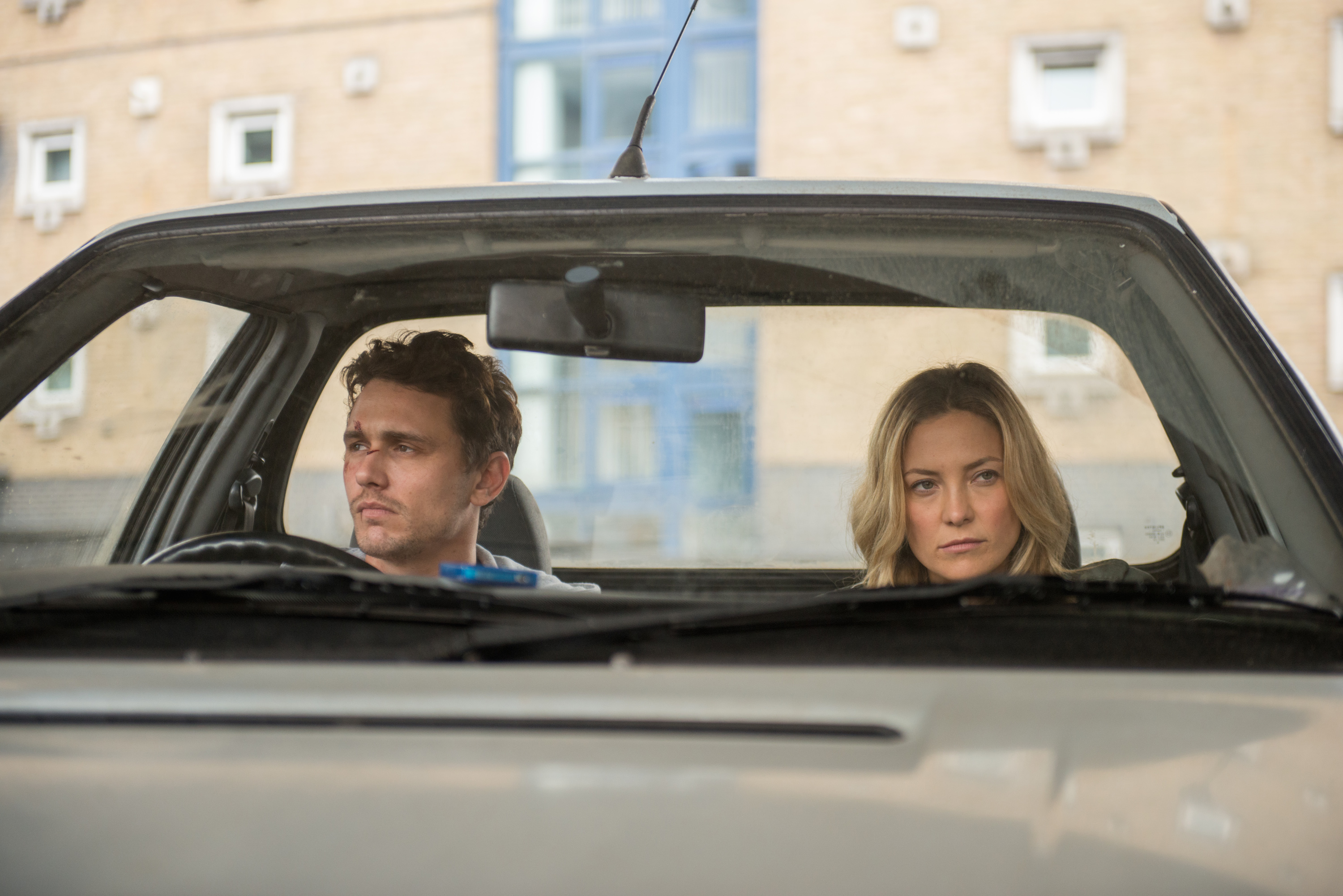 Still of Kate Hudson and James Franco in Nepatikimi kaimynai (2014)