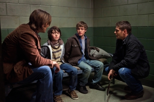 Still of Jensen Ackles, Jared Padalecki, Travis Turner and Griffin Parsons in Supernatural (2005)