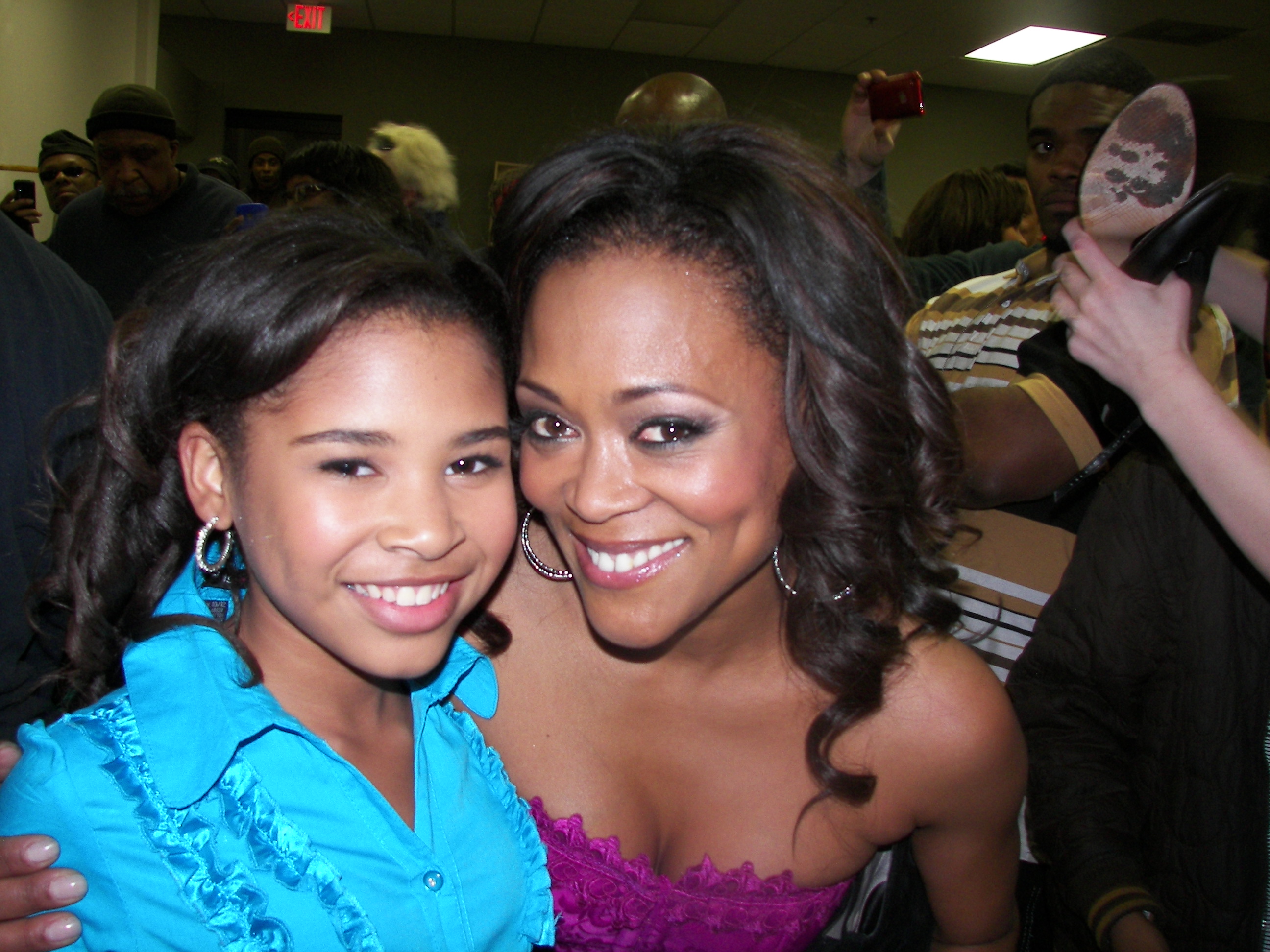 Taylor Faye and TV mom Ms. Robin Givens on the set of 