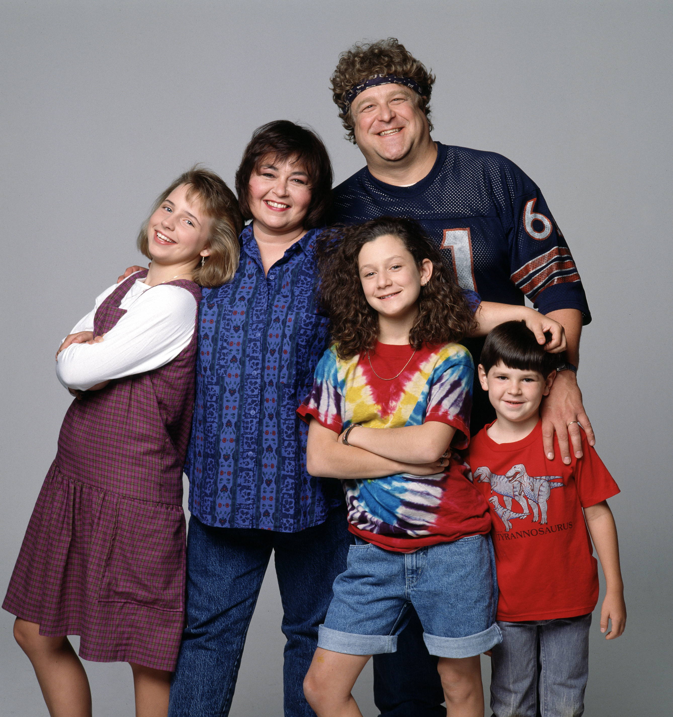 Still of John Goodman, Roseanne Barr, Sara Gilbert, Michael Fishman and Alicia Goranson in Roseanne (1988)