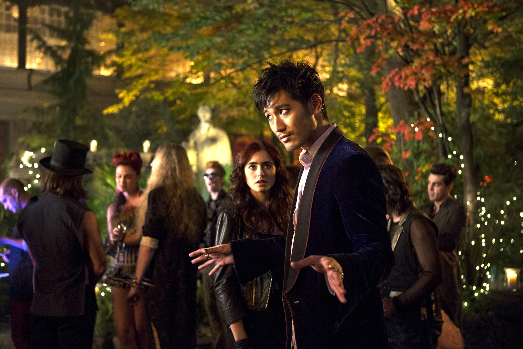 Still of Lily Collins and Godfrey Gao in Mirties irankiai: Kaulu miestas (2013)