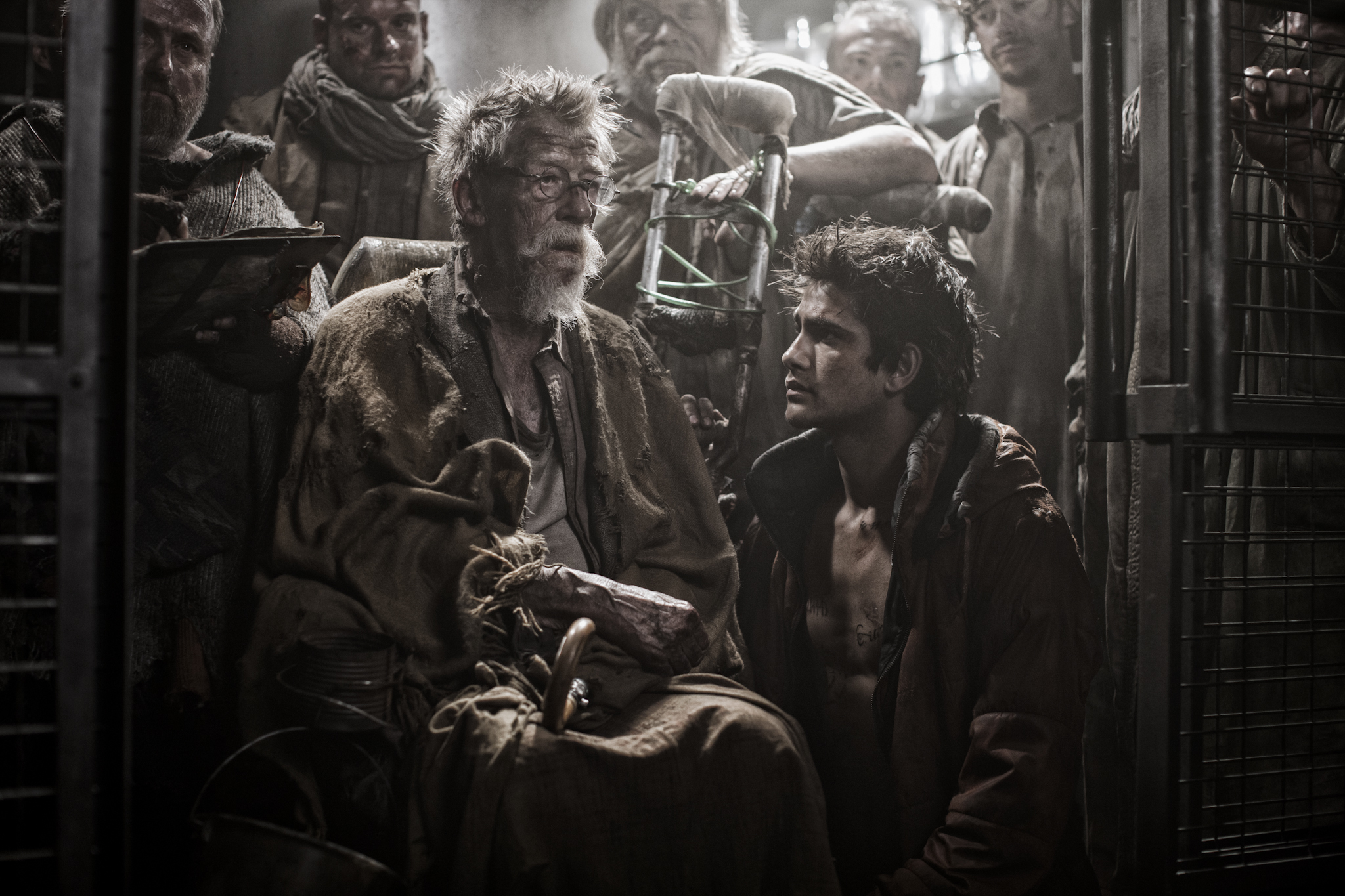 Still of John Hurt and Luke Pasqualino in Sniego traukinys (2013)