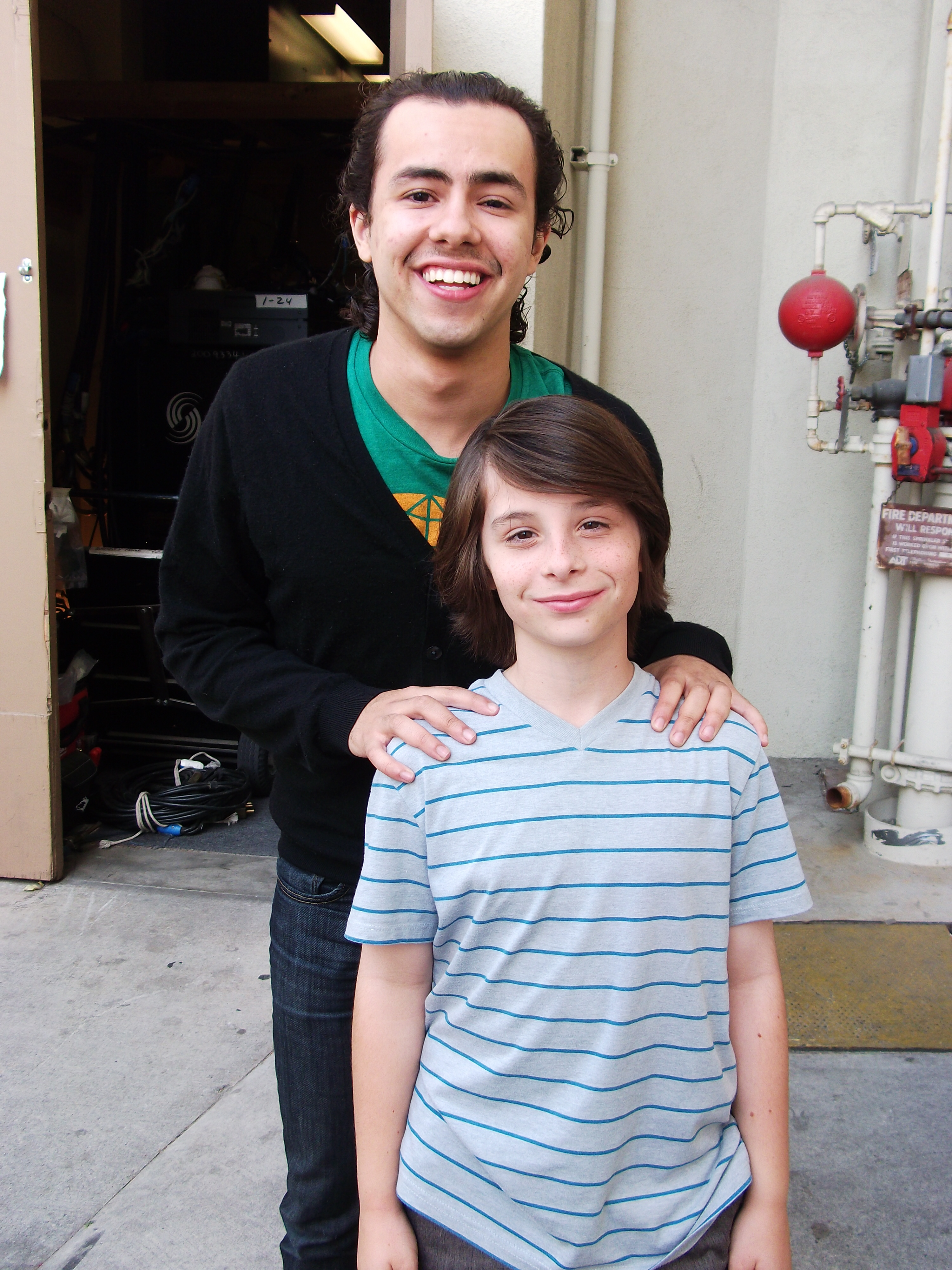 ROBBIE TUCKER & RAMY YOUSSEF ON SET OF NICKELODEON 'SEE DAD RUN' @ PARAMOUNT STUDIOS