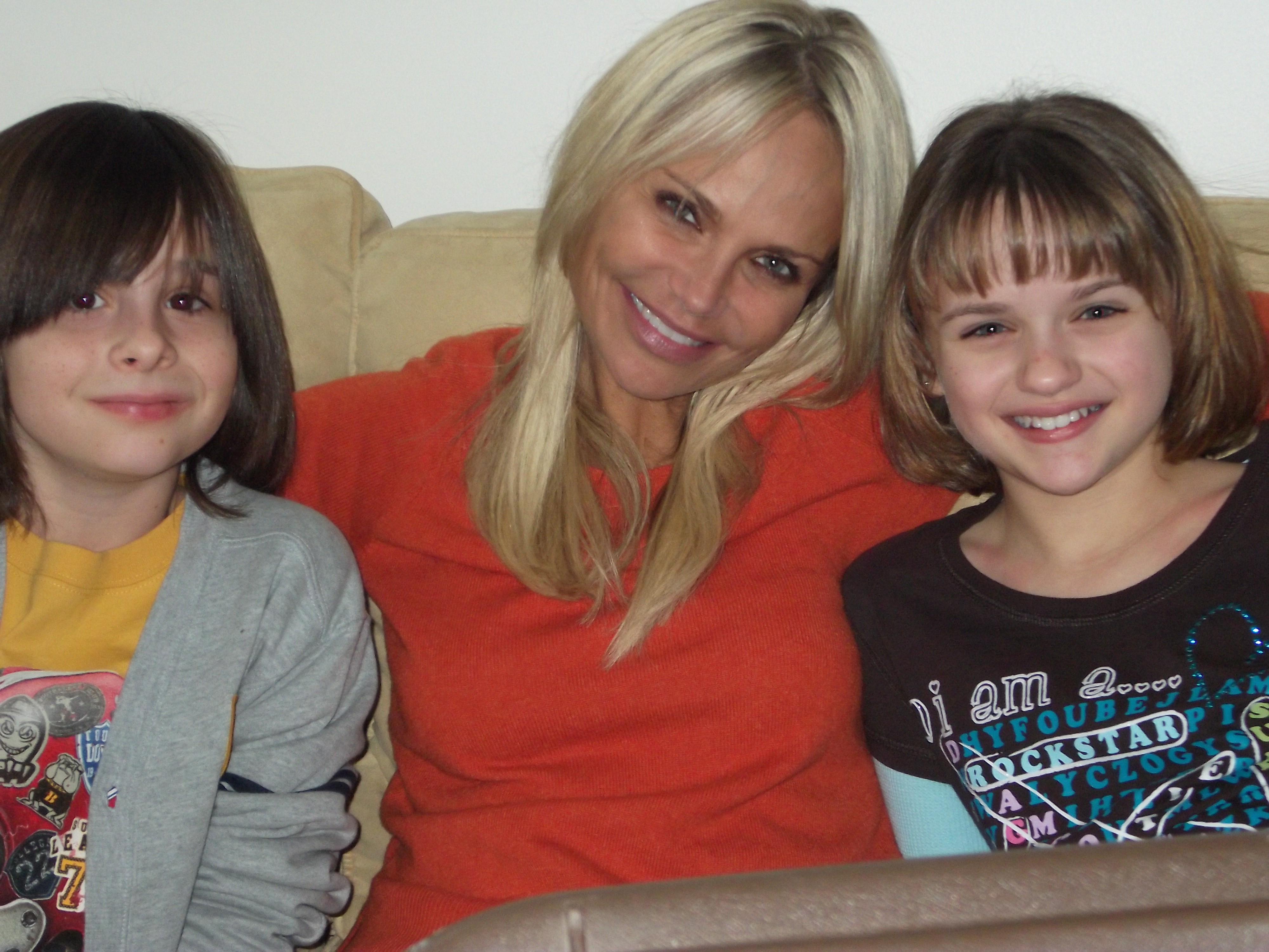 Robbie Tucker, Kristin Chenoweth, Joey King on~set of 'Family Weekend' 1/2011