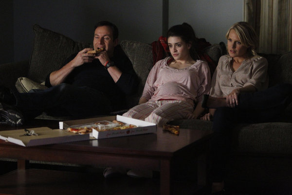 Still of Jason Isaacs, Laura Allen and Daniela Bobadilla in Awake (2012)