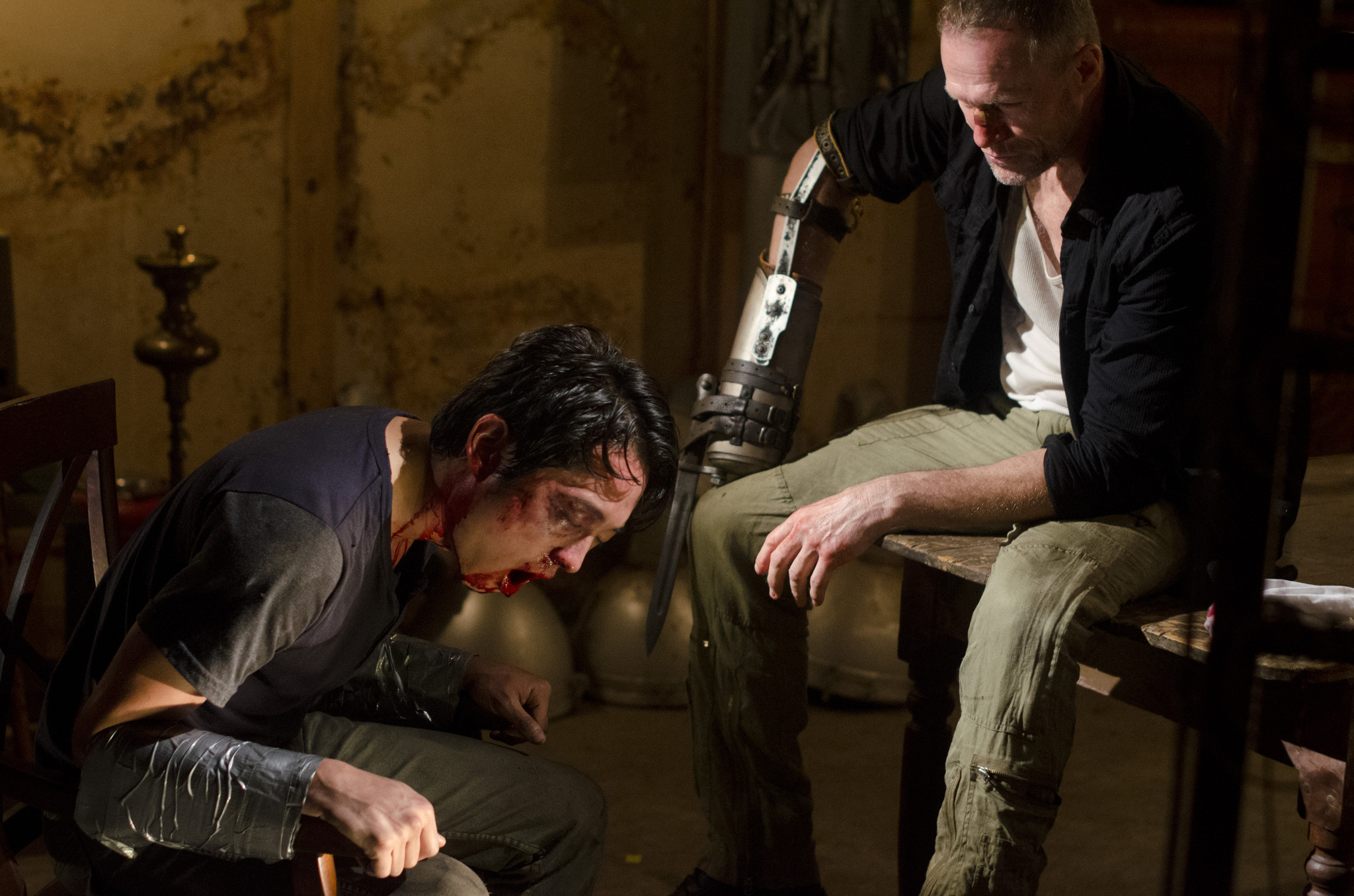 Still of Michael Rooker and Steven Yeun in Vaiksciojantys negyveliai: When the Dead Come Knocking (2012)