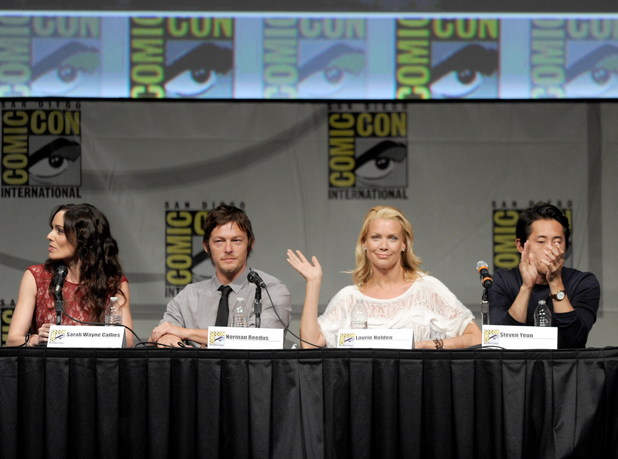 Norman Reedus, Laurie Holden, Sarah Wayne Callies and Steven Yeun at event of Vaiksciojantys negyveliai (2010)