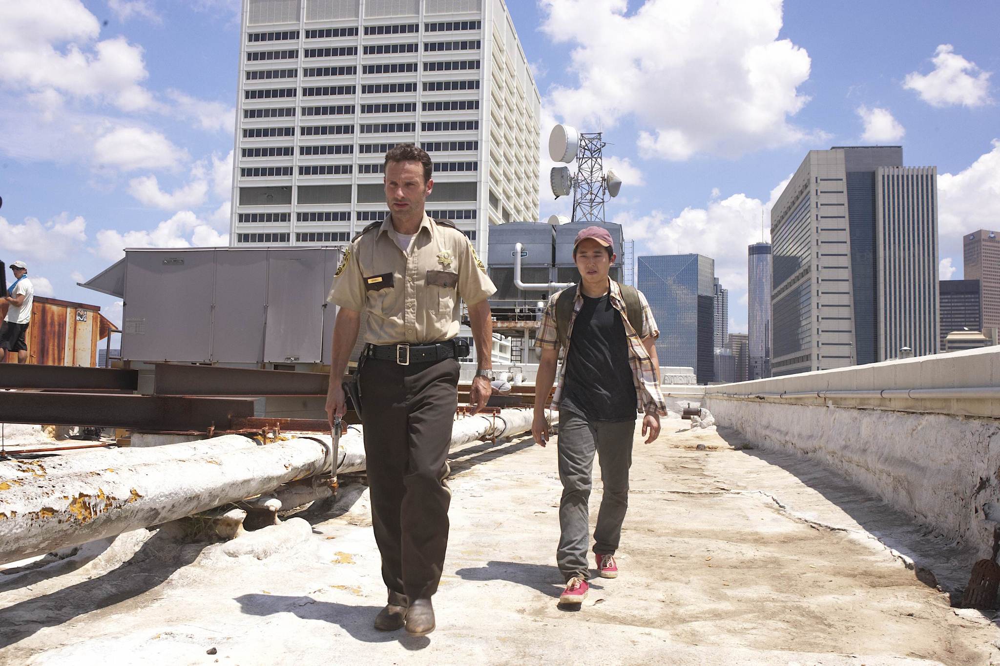 Still of Andrew Lincoln and Steven Yeun in Vaiksciojantys negyveliai (2010)