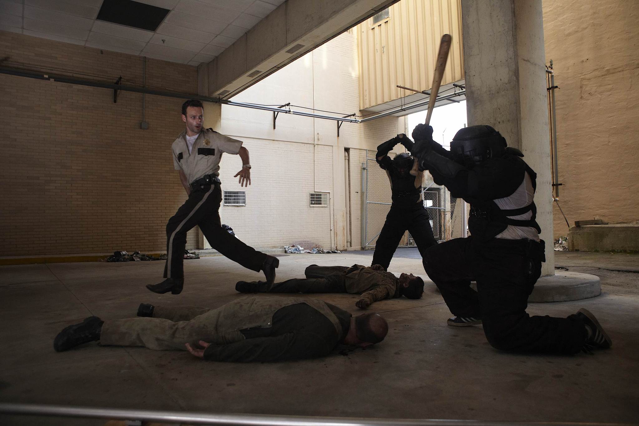 Still of Andrew Lincoln, Juan Gabriel Pareja and Steven Yeun in Vaiksciojantys negyveliai (2010)