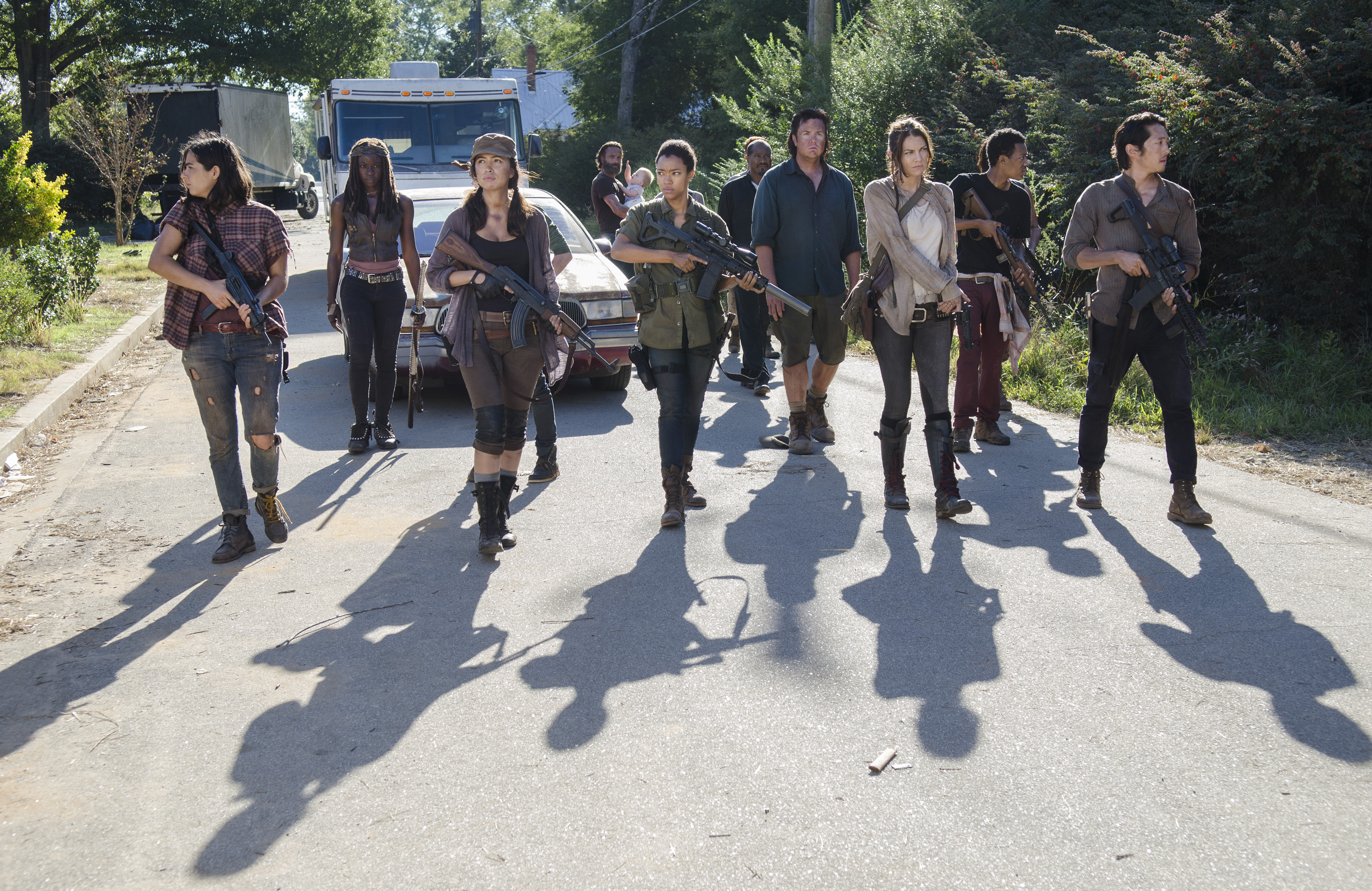 Still of Seth Gilliam, Andrew Lincoln, Alanna Masterson, Christian Serratos, Lauren Cohan, Danai Gurira, Tyler James Williams, Sonequa Martin-Green, Steven Yeun and Josh McDermitt in Vaiksciojantys negyveliai (2010)