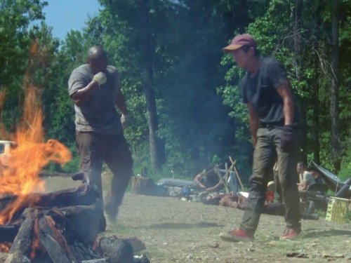 Still of Irone Singleton and Steven Yeun in Vaiksciojantys negyveliai (2010)