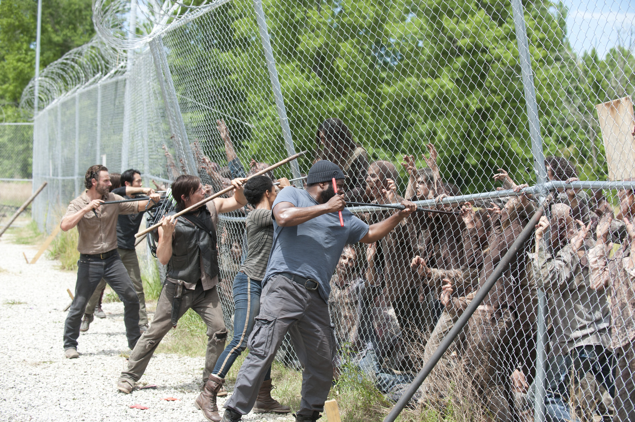 Still of Norman Reedus, Chad L. Coleman, Andrew Lincoln, Sonequa Martin-Green and Steven Yeun in Vaiksciojantys negyveliai (2010)