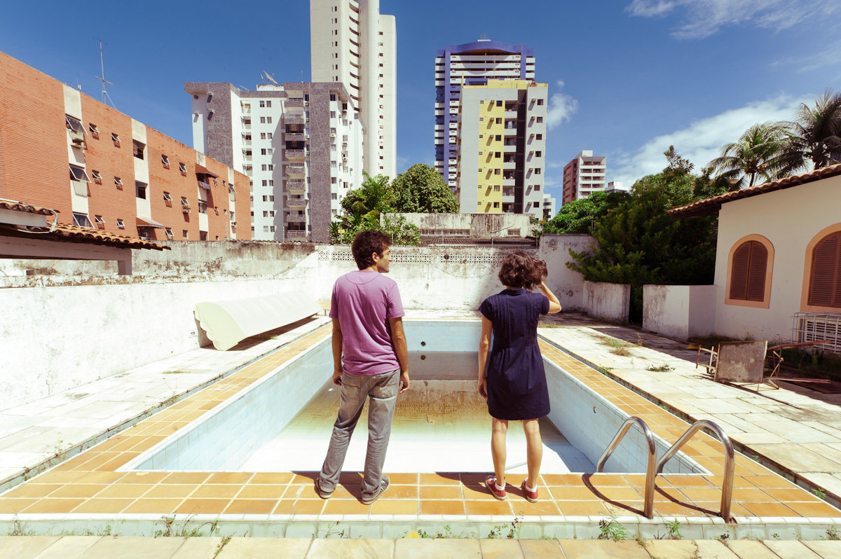 Gustavo Jahn and Irma Brown in O Som ao Redor (2012)