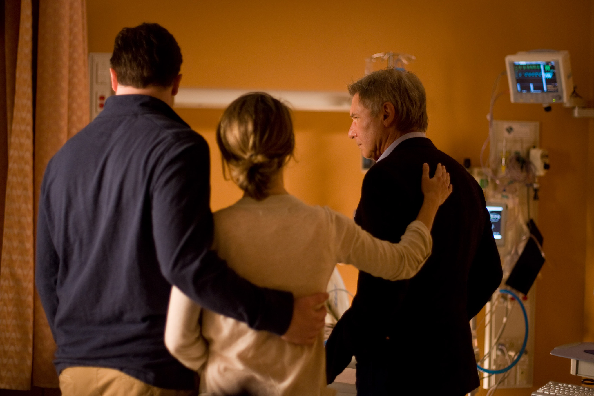 Still of Harrison Ford, Brendan Fraser, Keri Russell, Meredith Droeger and Diego Velazquez in Krastutines priemones (2010)