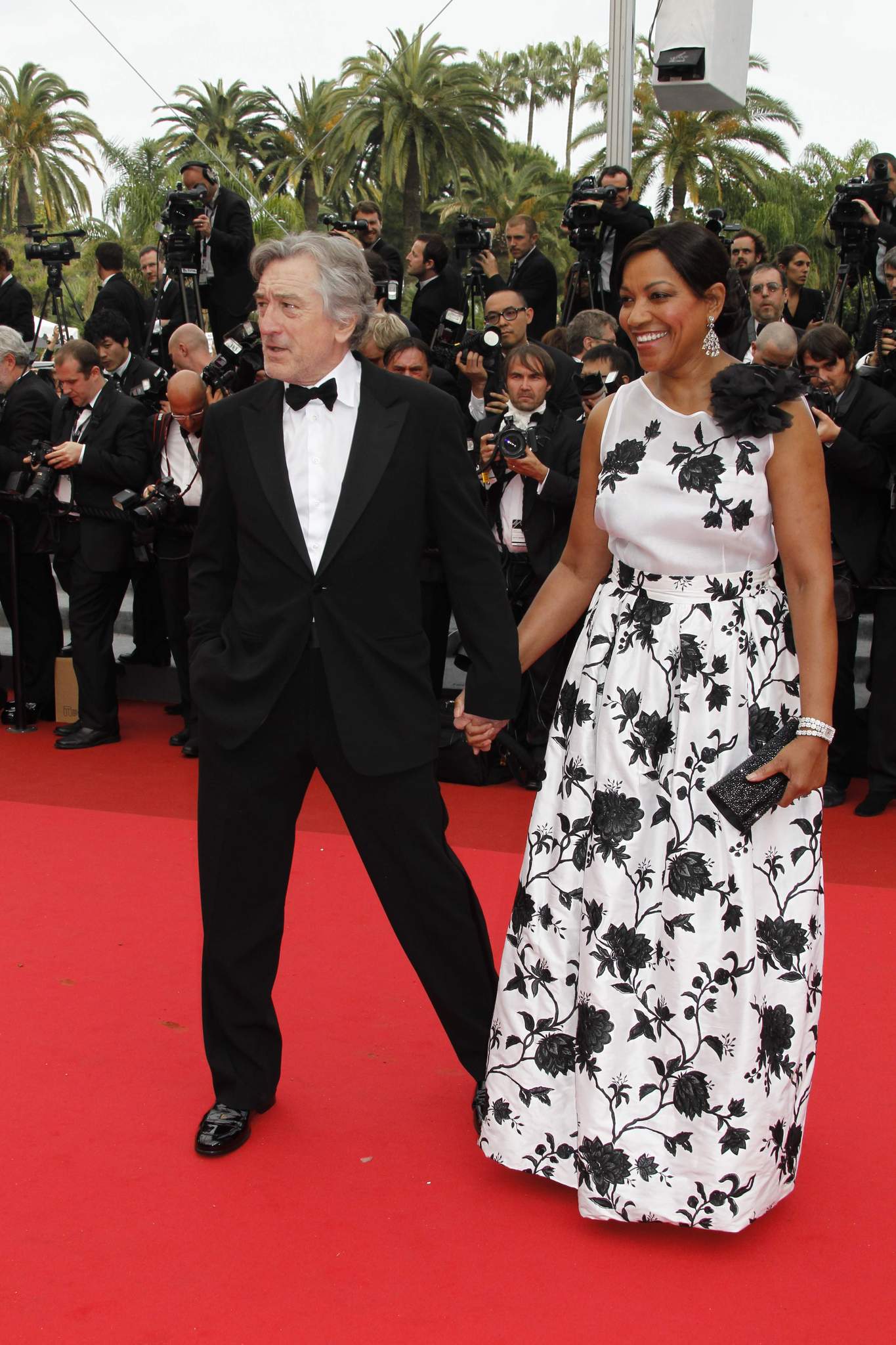 Robert De Niro and Grace Hightower at event of Karibu piratai: ant keistu bangu (2011)