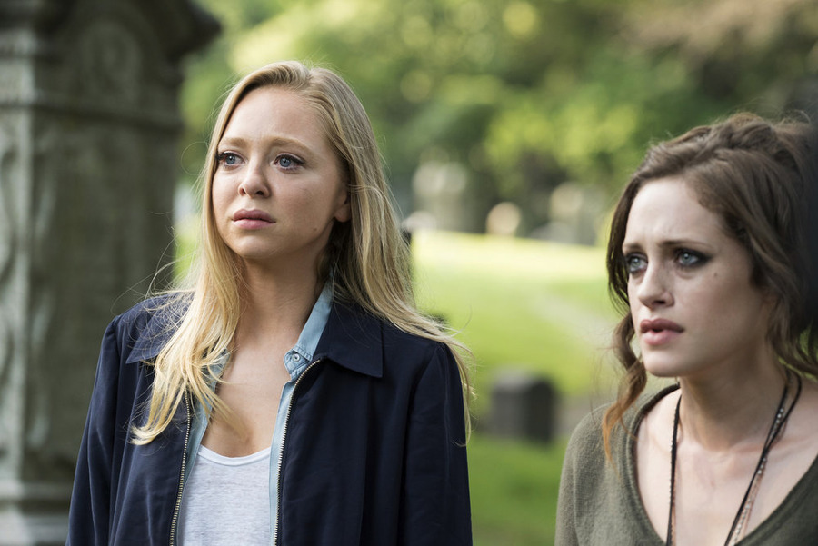 Still of Portia Doubleday and Carly Chaikin in Mr. Robot (2015)