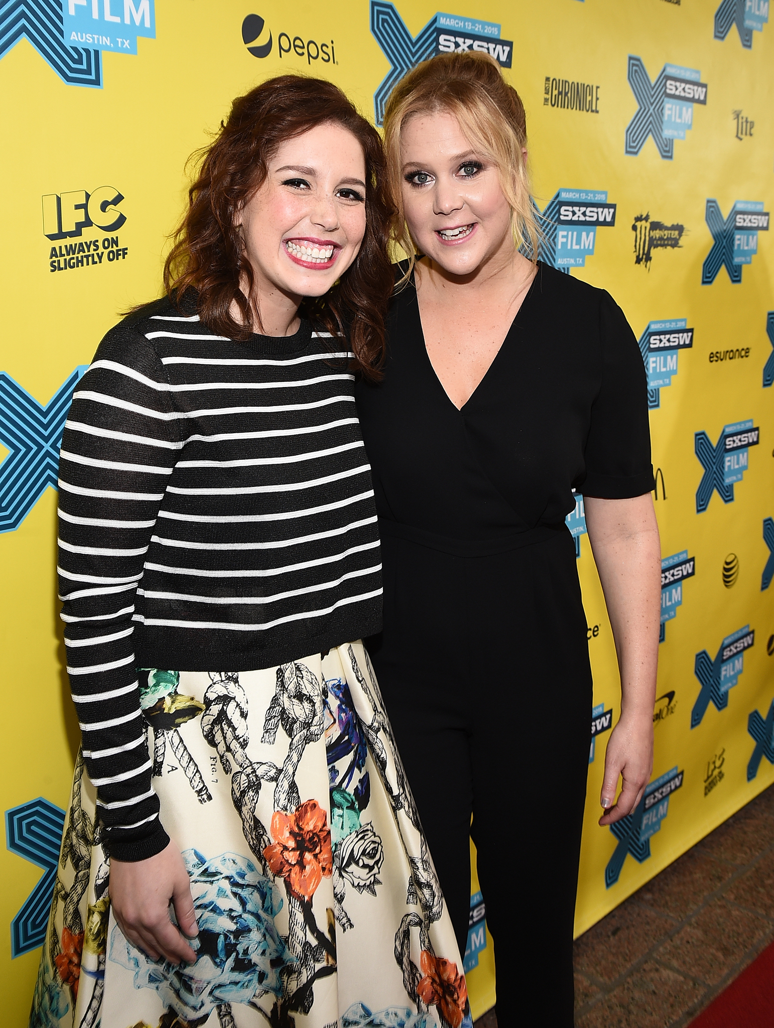 Amy Schumer and Vanessa Bayer at event of Be stabdziu (2015)