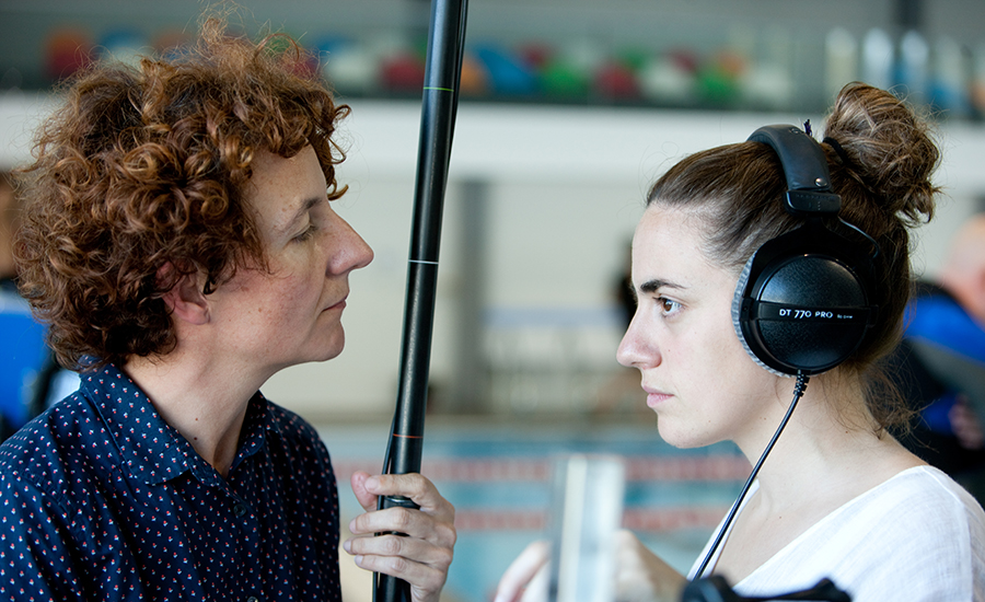 Lara Izagirre Garizurieta (filmmaker) and Eva Valiño (Sound Designer), shooting the movie 'An Autumn without Berlin'.