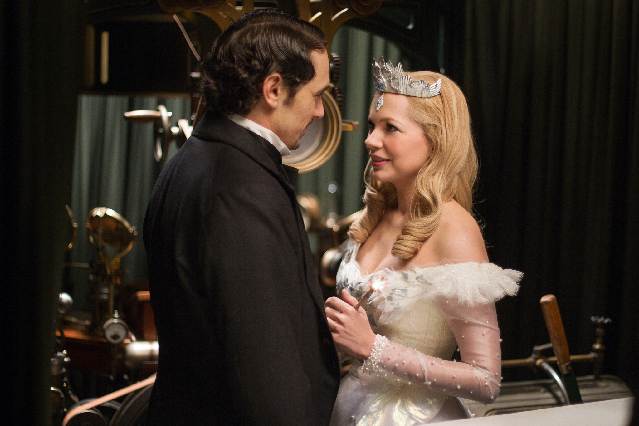 Still of James Franco and Michelle Williams in Ozas: didis ir galingas (2013)