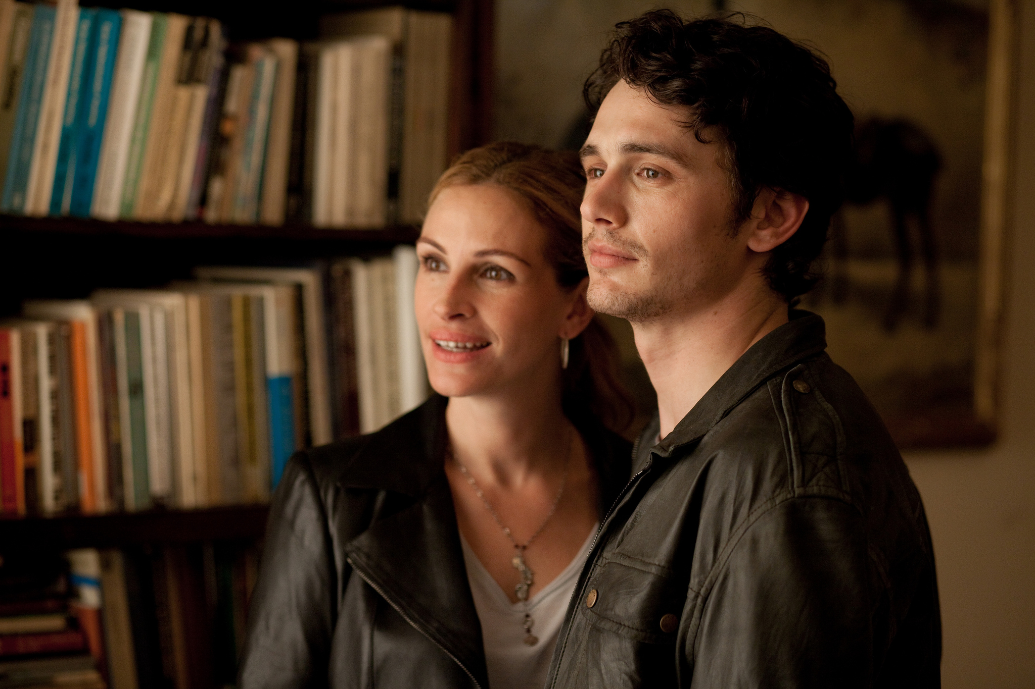 Still of Julia Roberts and James Franco in Valgyk, melskis, mylek (2010)