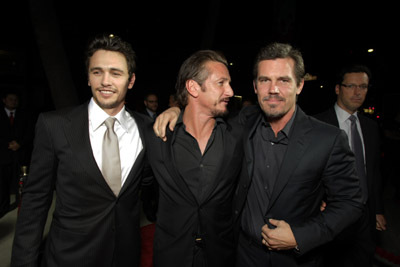 Sean Penn, Josh Brolin and James Franco at event of Milk (2008)