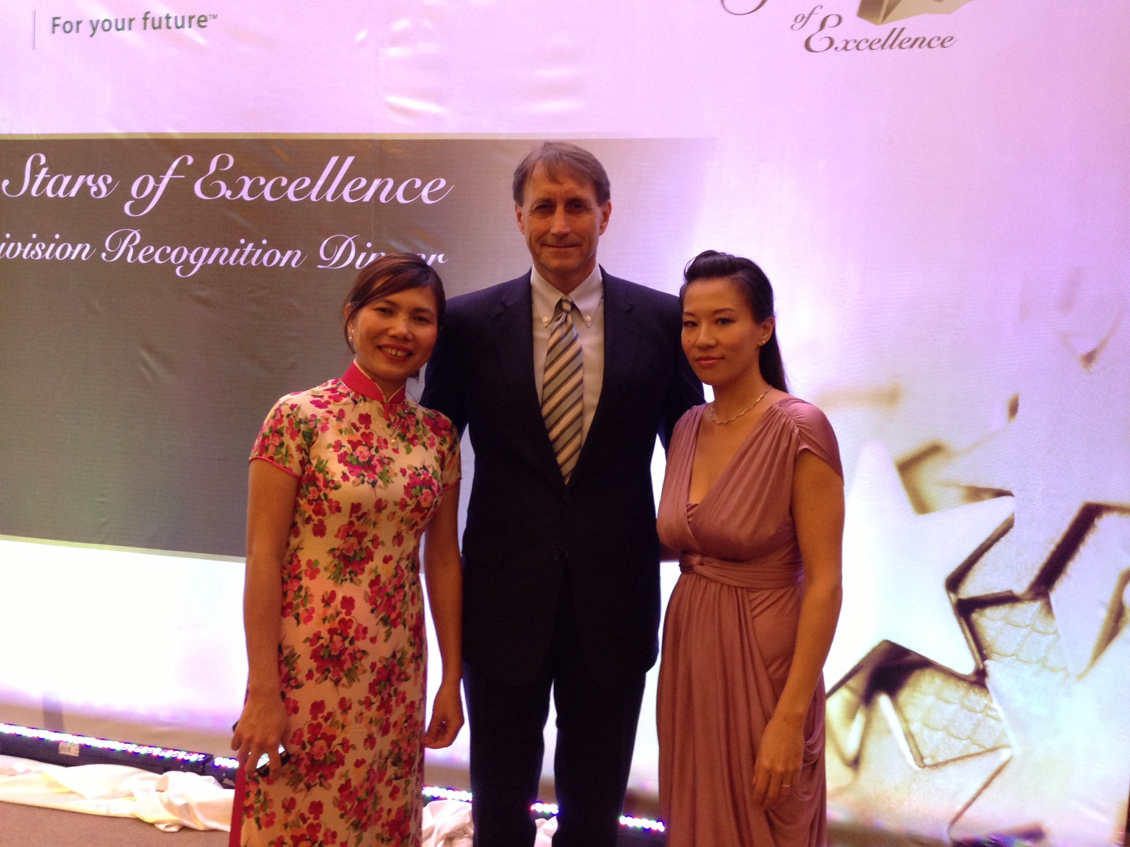 MC for Manulife Financial at Four Seasons Bangkok. Here with some top Asian executives during the award dinner.