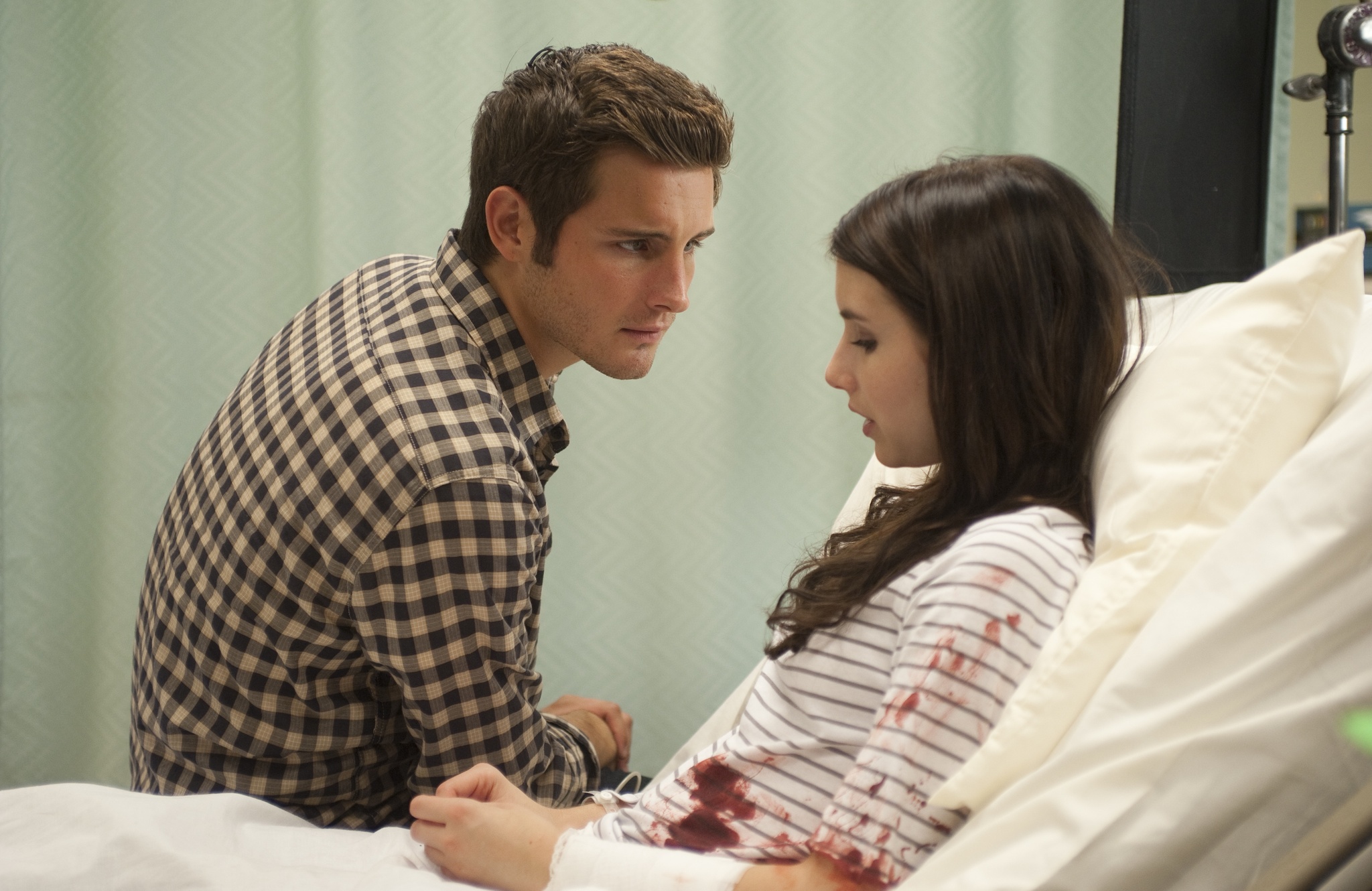 Still of Emma Roberts and Nico Tortorella in Klyksmas 4 (2011)