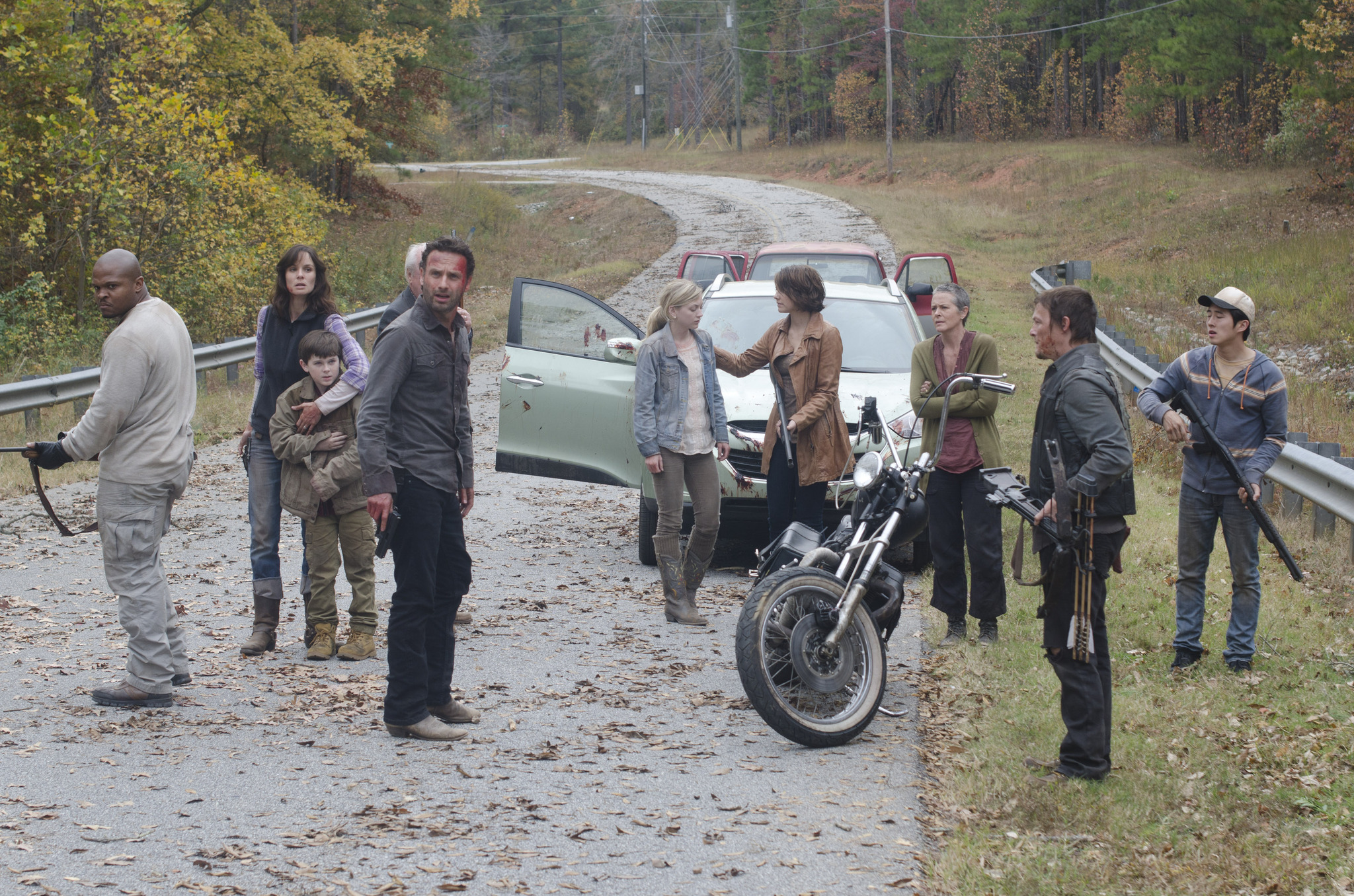 Still of Norman Reedus, Andrew Lincoln, Melissa McBride, Sarah Wayne Callies, Lauren Cohan, Emily Kinney, Steven Yeun and Chandler Riggs in Vaiksciojantys negyveliai (2010)