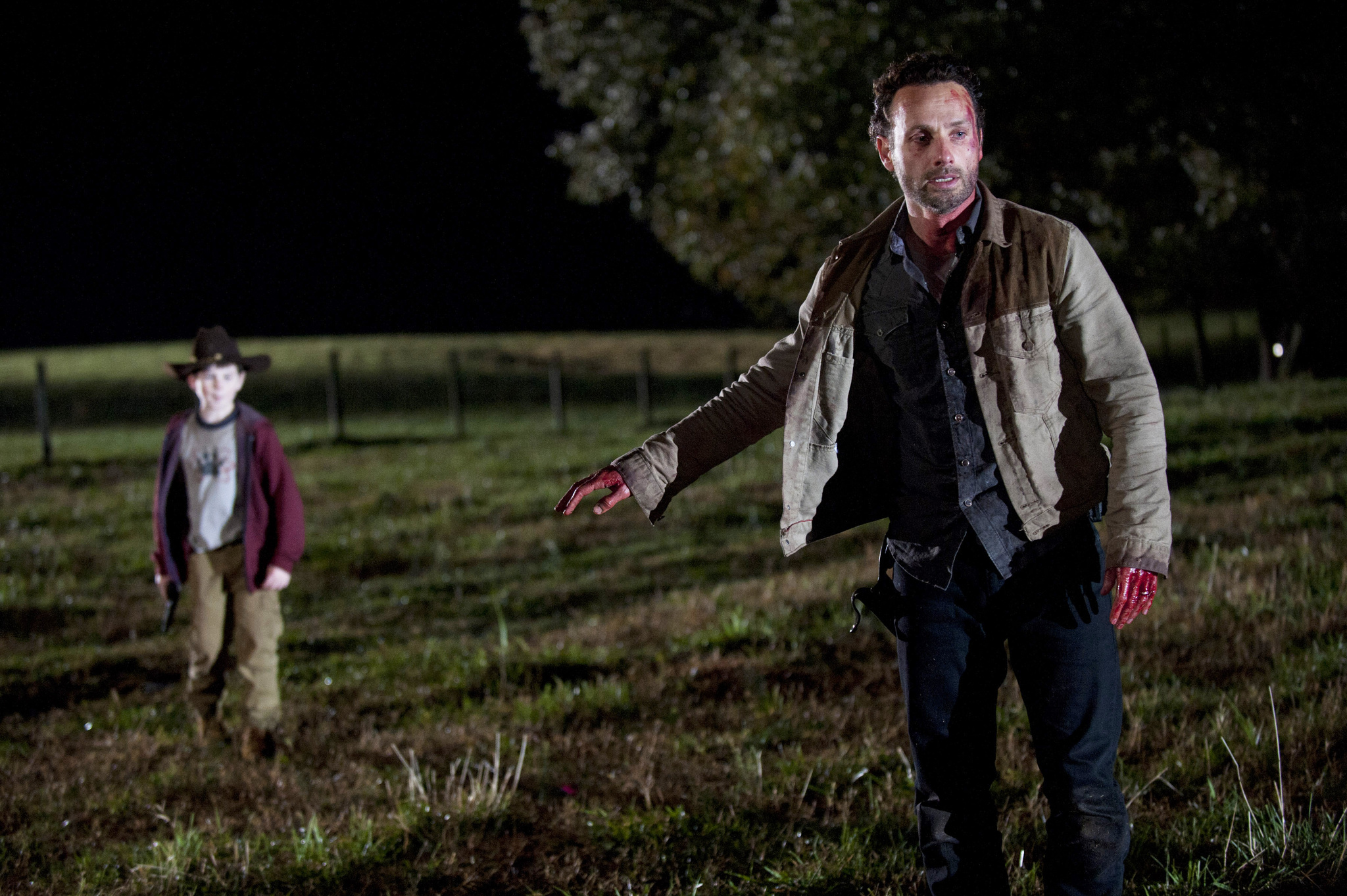 Still of Andrew Lincoln and Chandler Riggs in Vaiksciojantys negyveliai (2010)