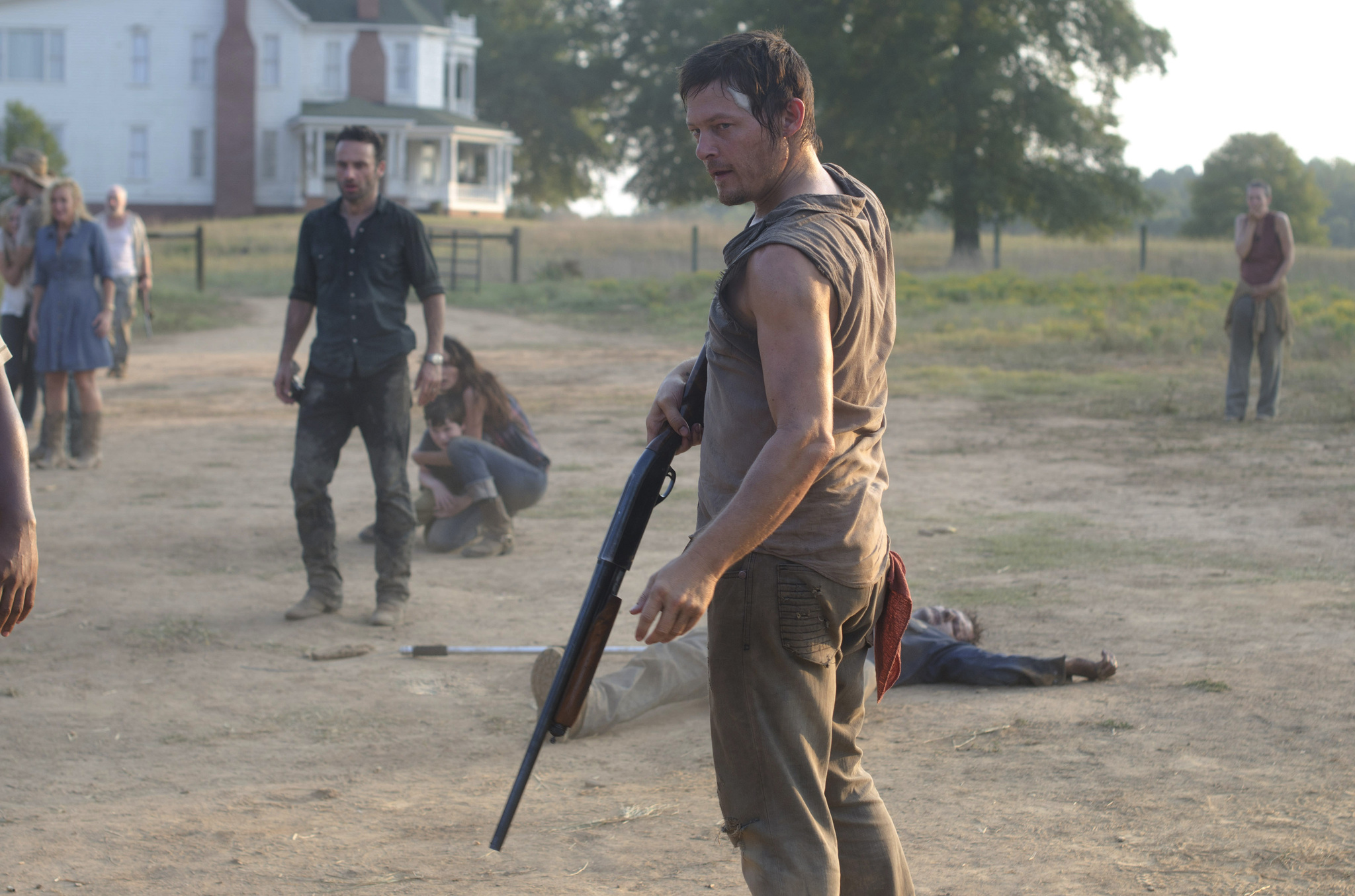 Still of Norman Reedus, Jeffrey DeMunn, Andrew Lincoln, Melissa McBride, Sarah Wayne Callies, Chandler Riggs and Jane McNeill in Vaiksciojantys negyveliai (2010)