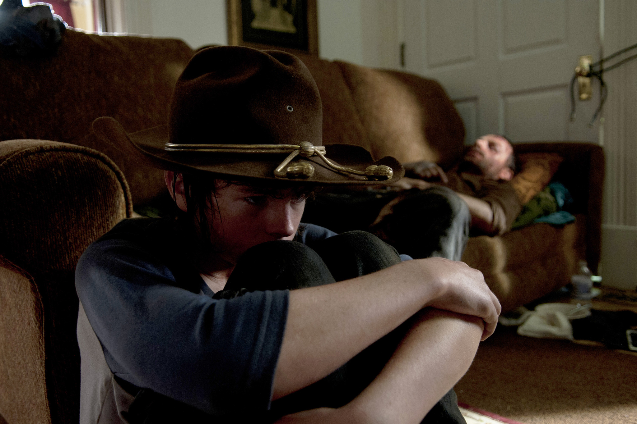 Still of Andrew Lincoln and Chandler Riggs in Vaiksciojantys negyveliai (2010)