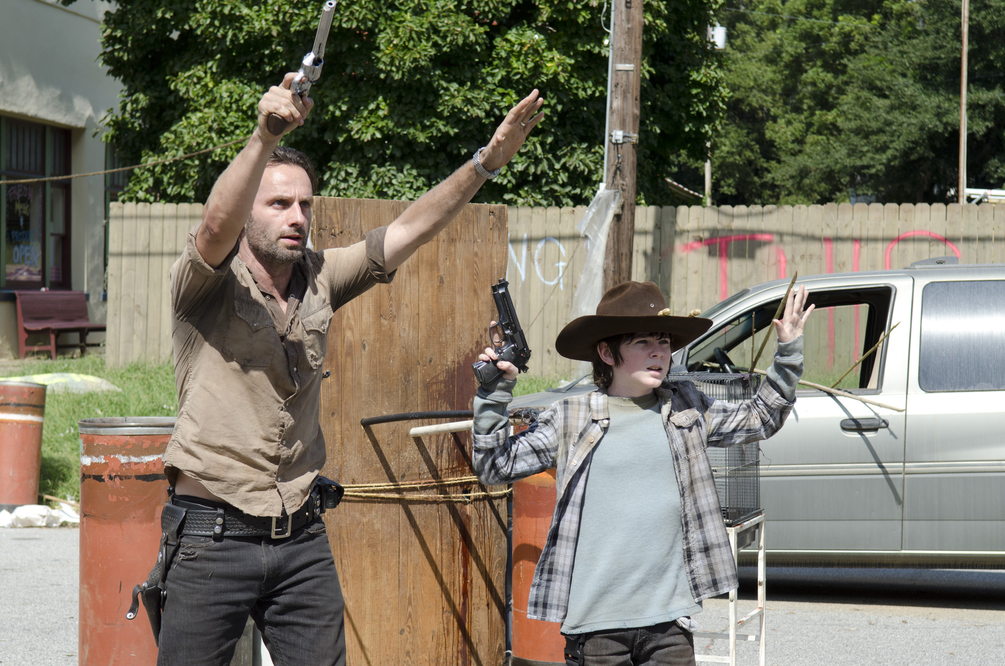 Still of Andrew Lincoln and Chandler Riggs in Vaiksciojantys negyveliai (2010)