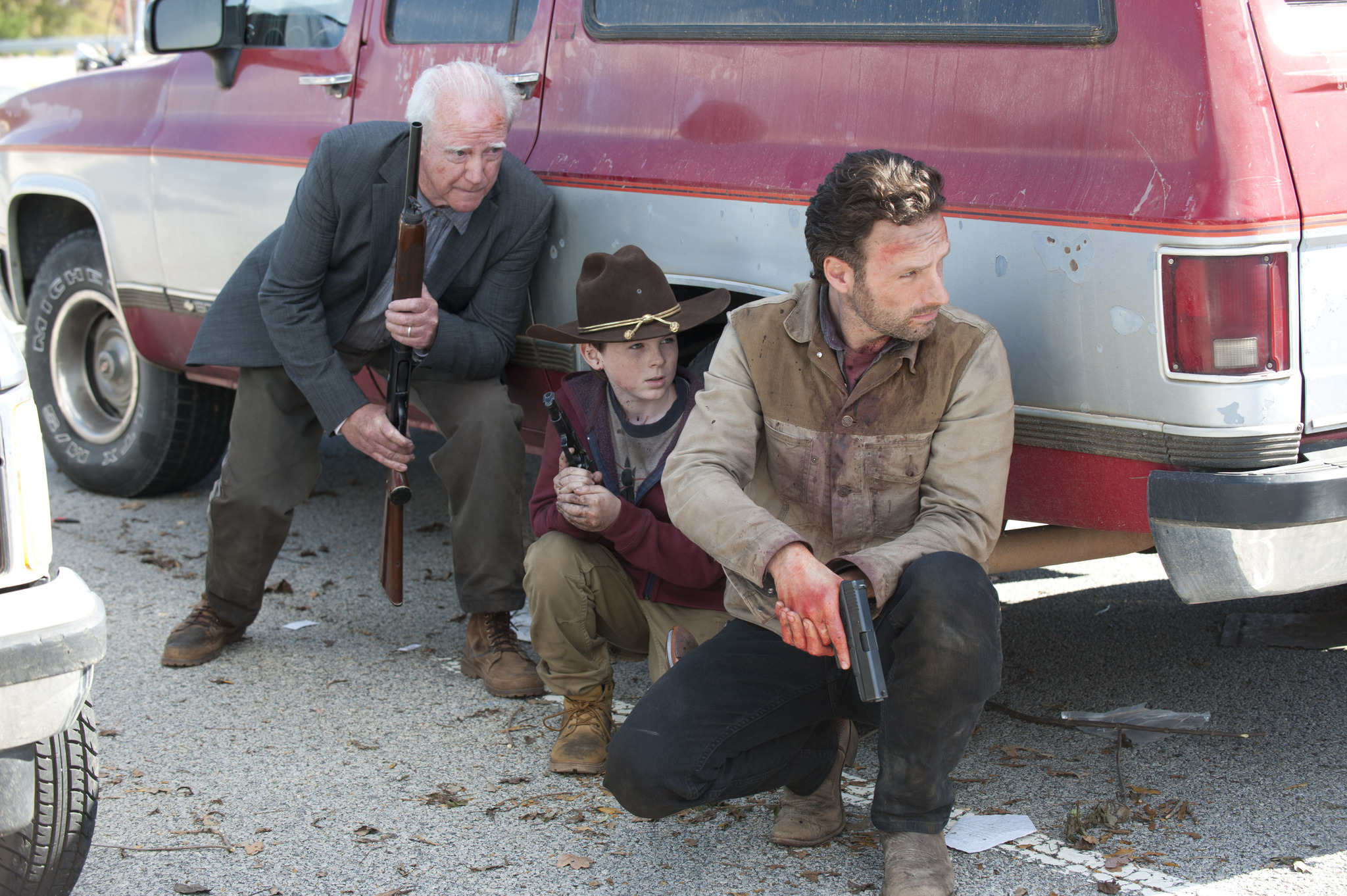 Still of Andrew Lincoln and Chandler Riggs in Vaiksciojantys negyveliai (2010)