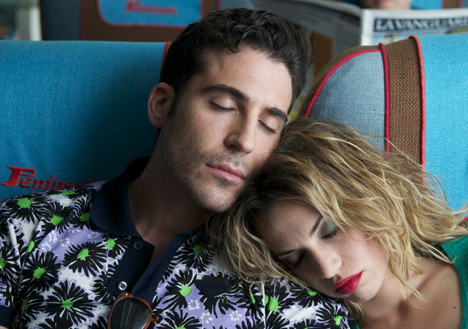 Still of Miguel Ángel Silvestre and Laya Martí in As tokia susijaudinusi! (2013)