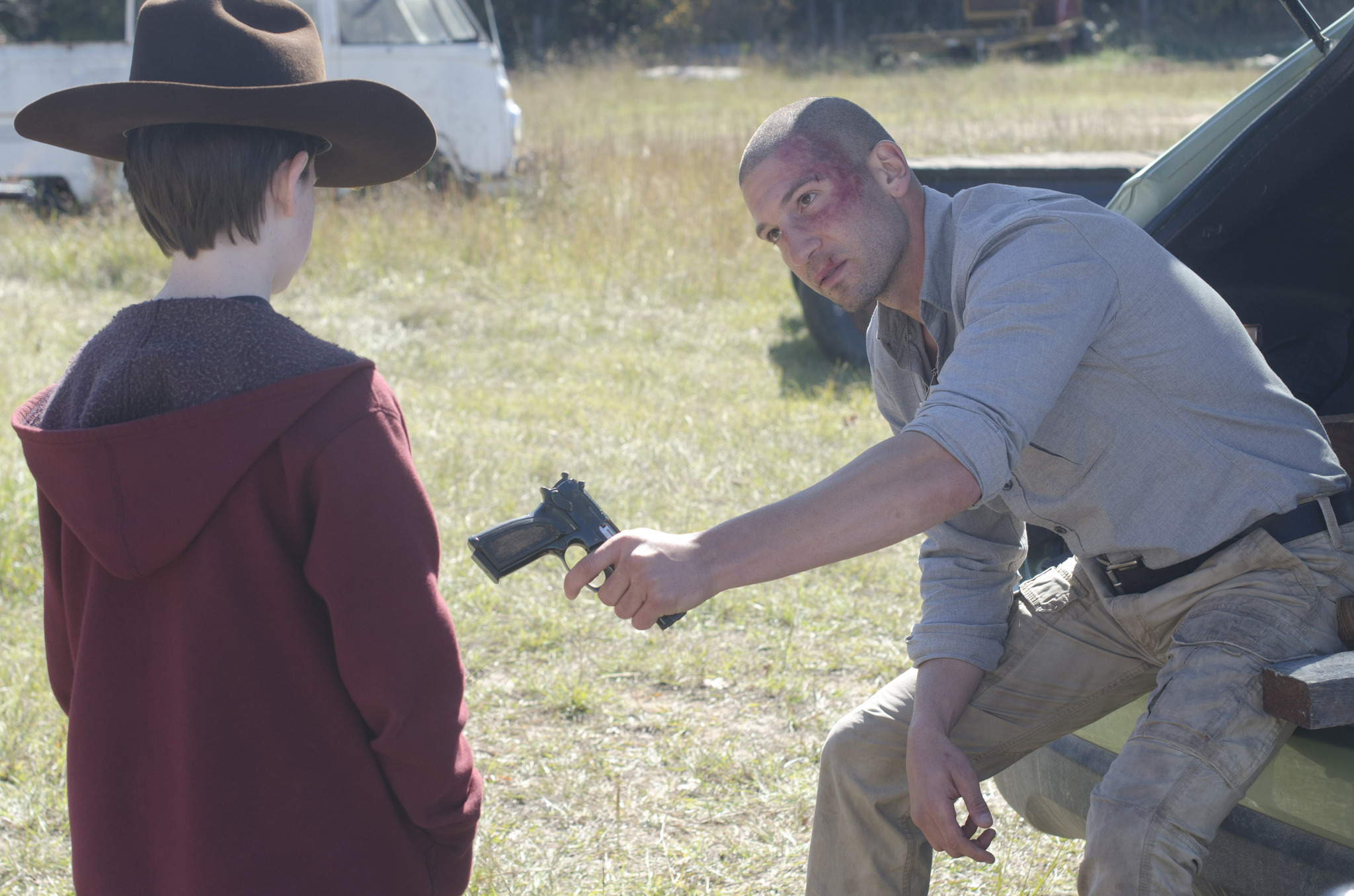 Still of Jon Bernthal and Chandler Riggs in Vaiksciojantys negyveliai (2010)