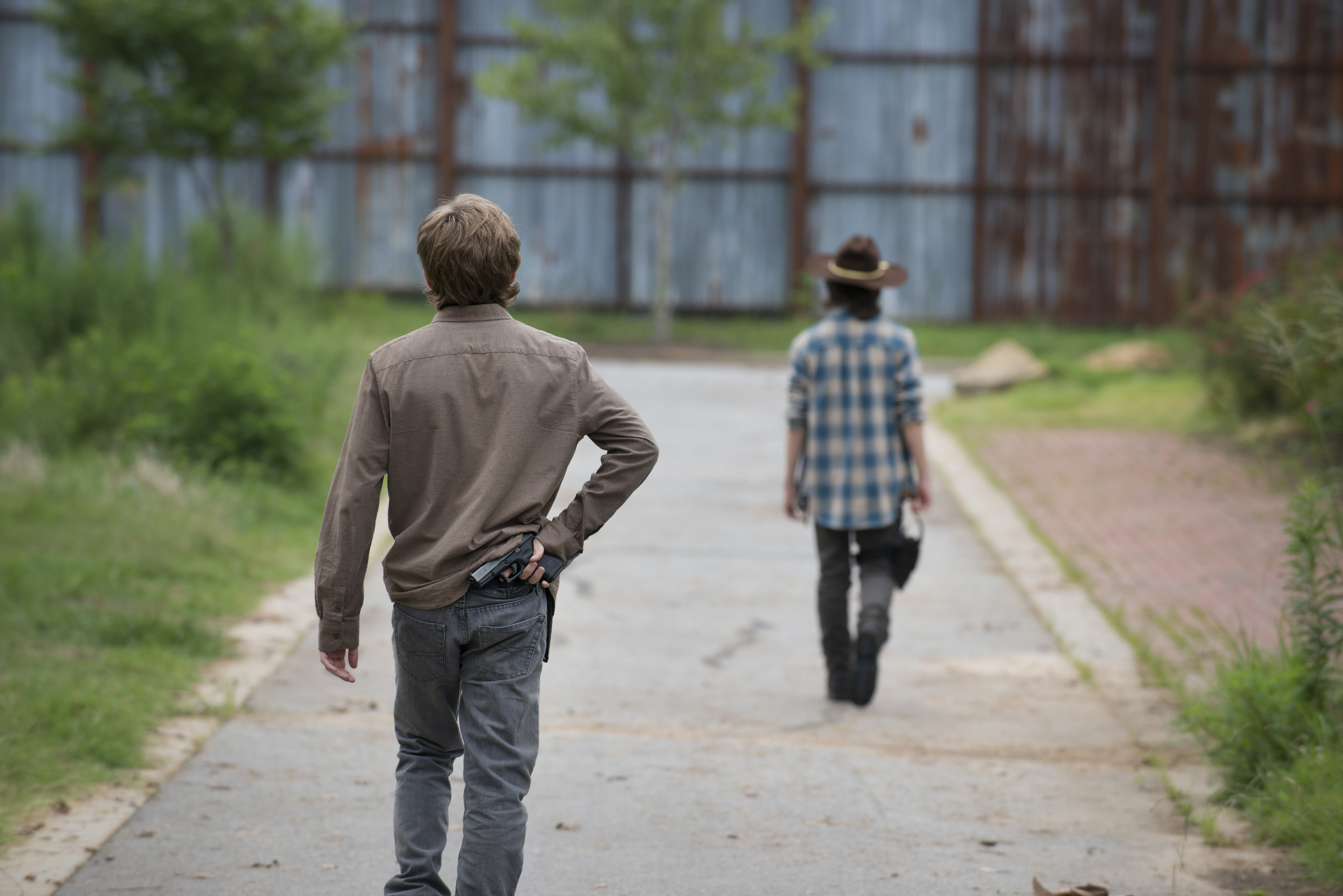 Still of Chandler Riggs and Austin Abrams in Vaiksciojantys negyveliai (2010)