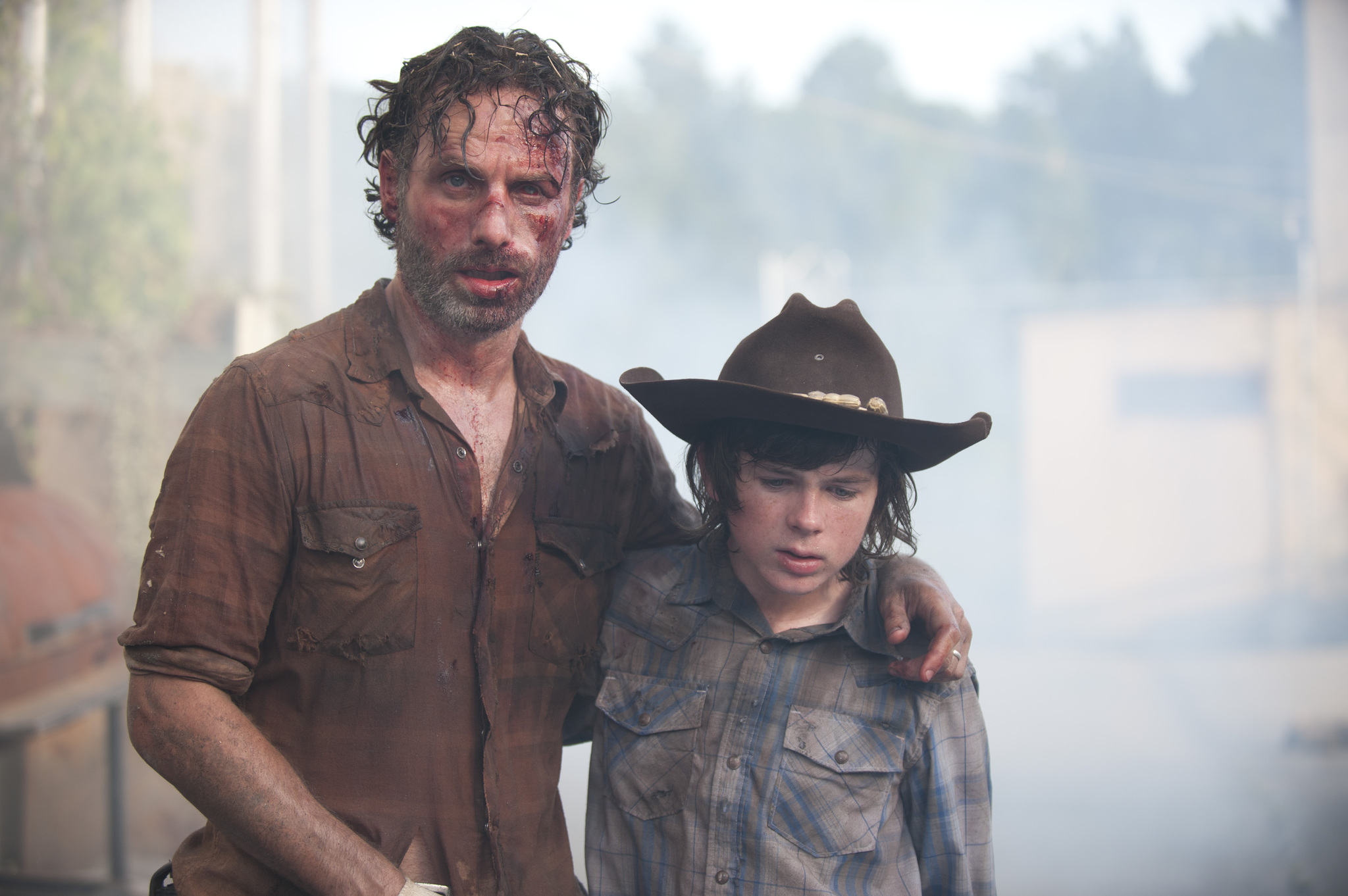 Still of Andrew Lincoln and Chandler Riggs in Vaiksciojantys negyveliai (2010)