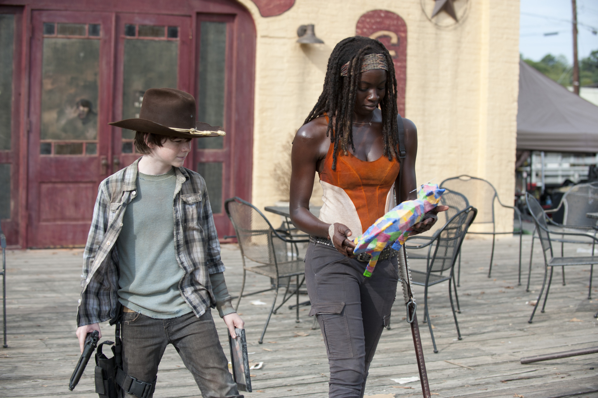 Still of Danai Gurira and Chandler Riggs in Vaiksciojantys negyveliai: Clear (2013)