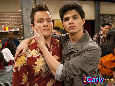 Noah Munck and Chase on set of iCarly's episode 
